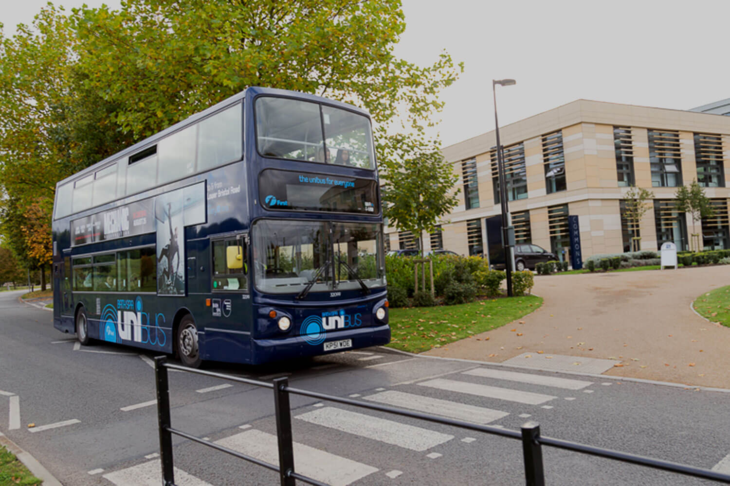 A U5 bus in front of Commons