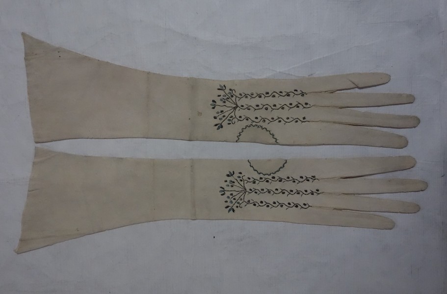 Embroidered women’s leather gloves