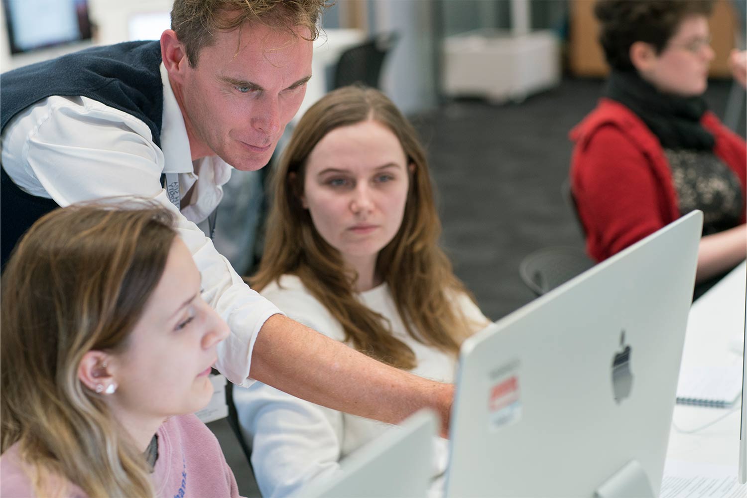 Lecturer-showing-students-in-Mac-Lab