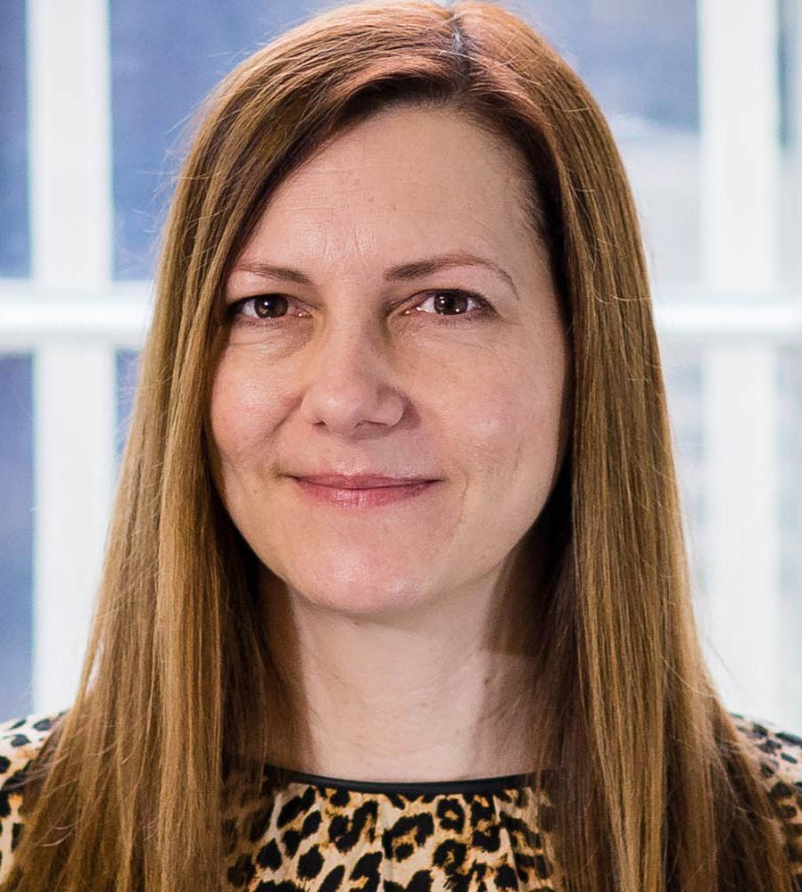 Head shot of Lesley Parr