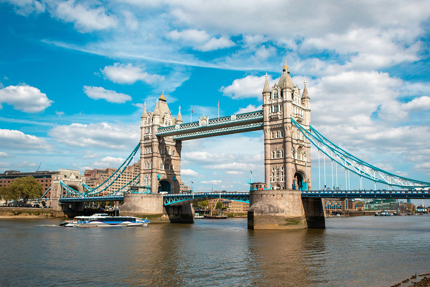 Scenic photograph of London bridge.