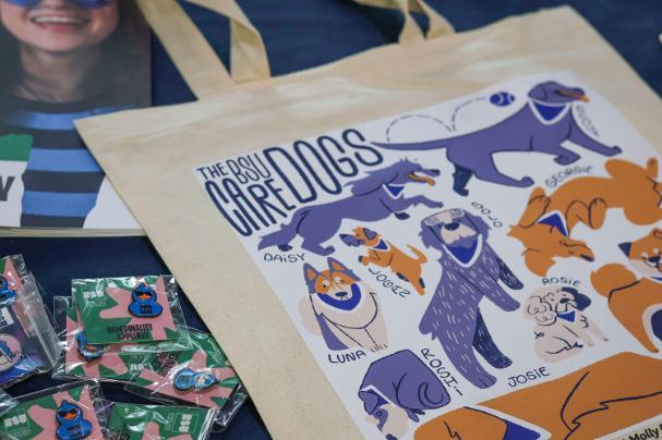 A tote bags with dogs printed on